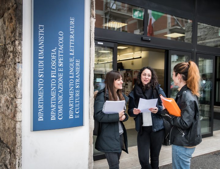 studentesse entrata scuola